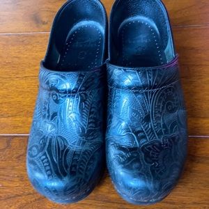 Dansko Decorative Balck Leather Clogs Size 39